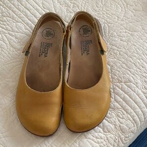 El Naturalista Women's Mustard Leather Flats